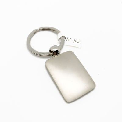 สีเงิน Keychains บุคคลกับโลโก้ที่กําหนดเอง การจัดส่งทันที
