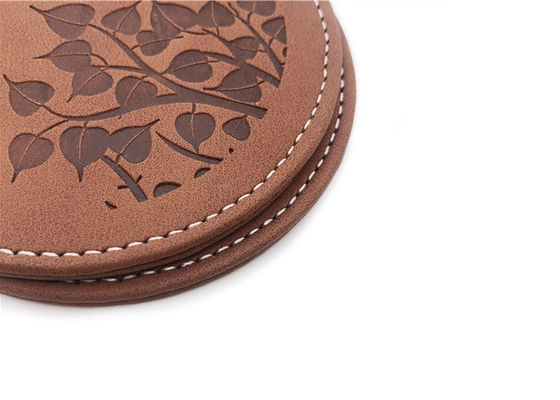 ที่รองแก้วเครื่องดื่มโลโก้ Debossed พร้อมโลโก้ PU Leather Brown Pantone